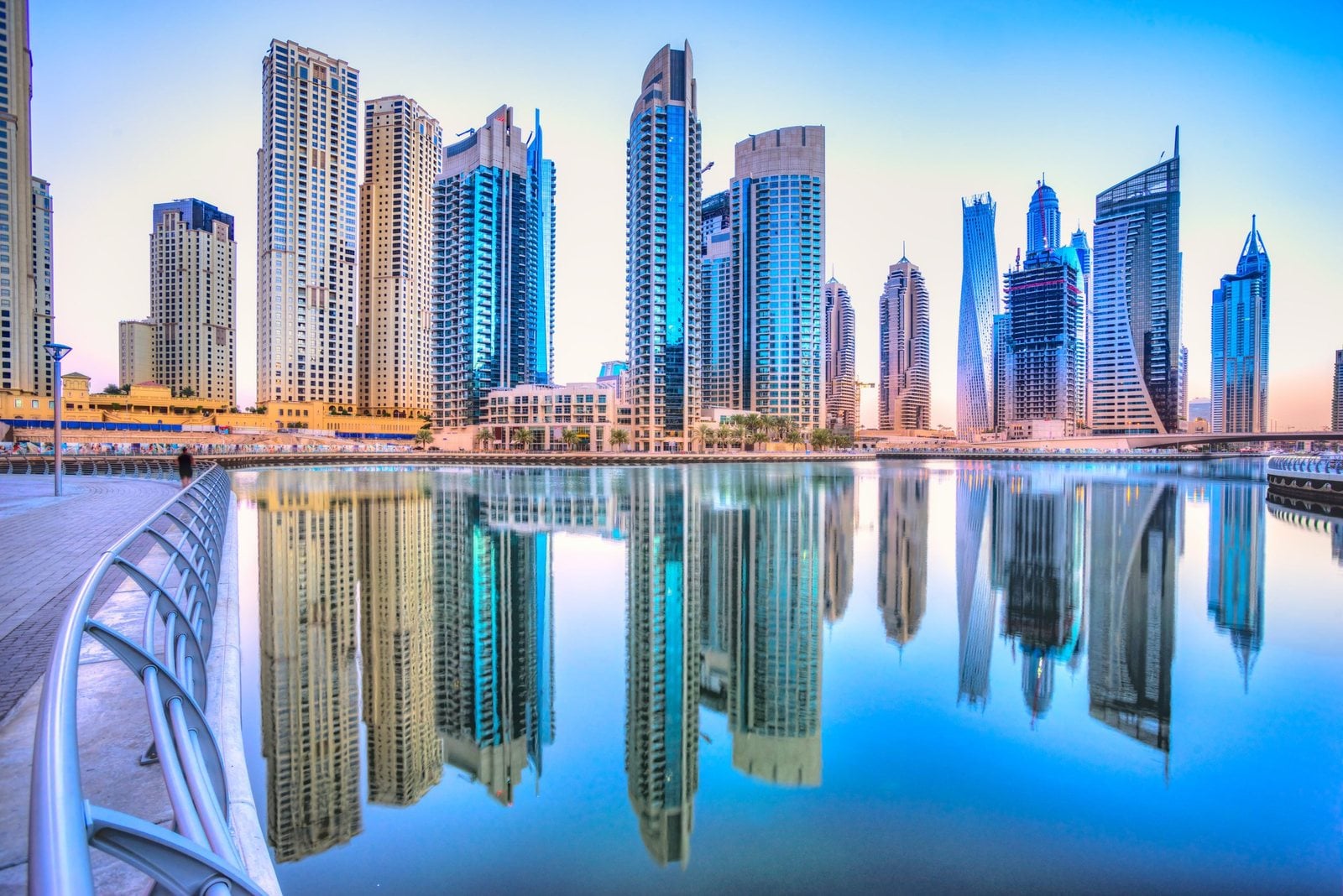 Veduta dello skyline di Dubai al tramonto, sede di AEEDC 2023