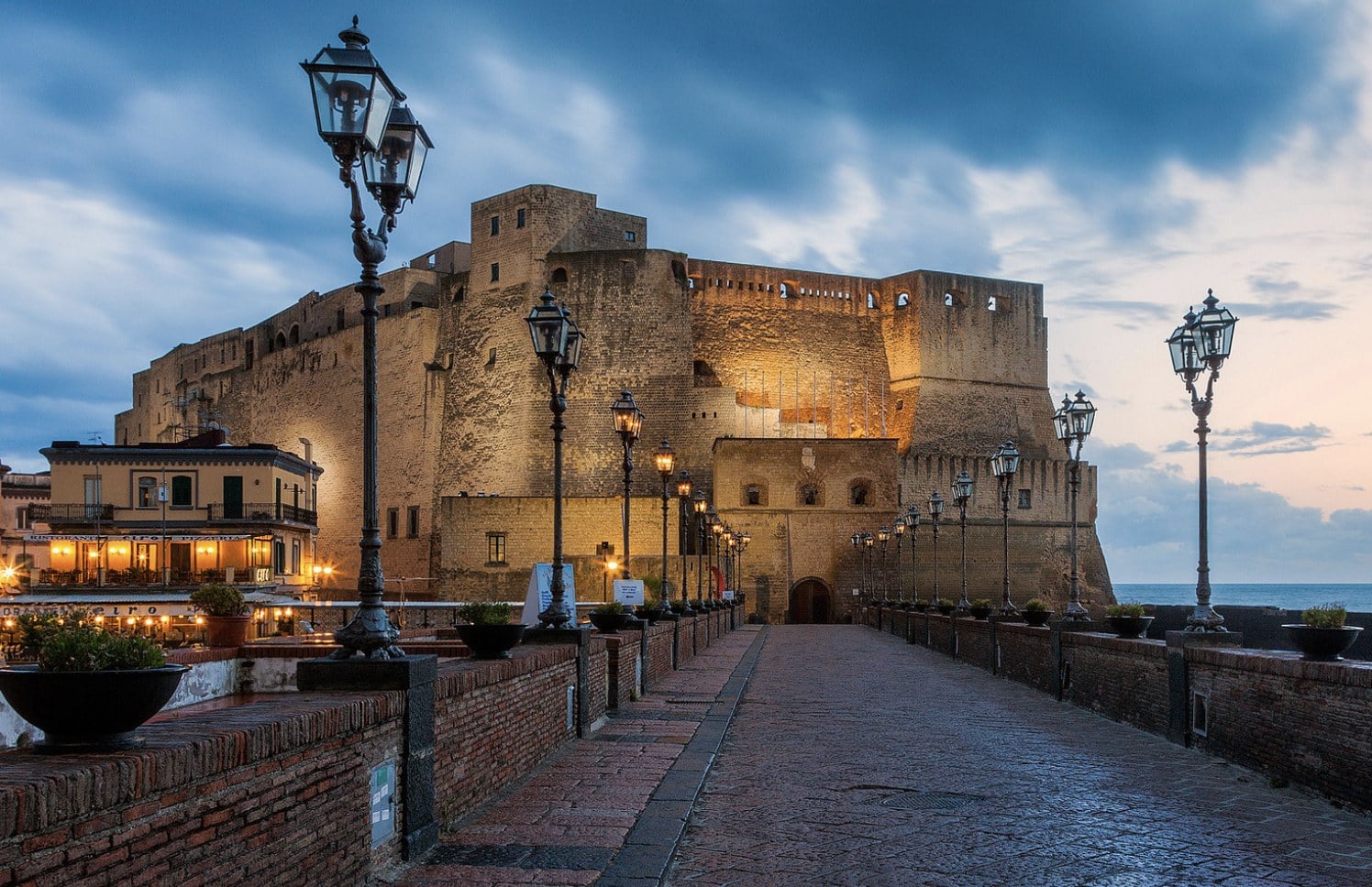 Veduta notturna del Castel dell'Ovo a Napoli, sede del congresso nazionale ANDI e DDS 2023