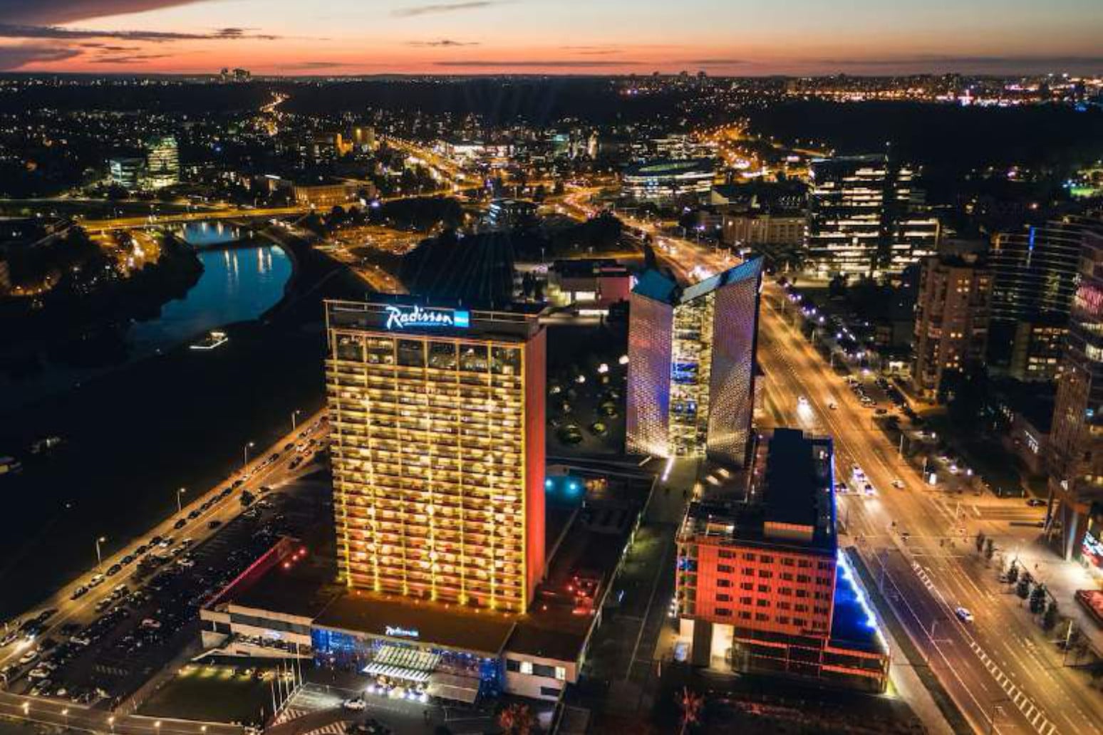 Veduta aerea notturna di Vilnius con il Radisson Blu Hotel Lietuva illuminato